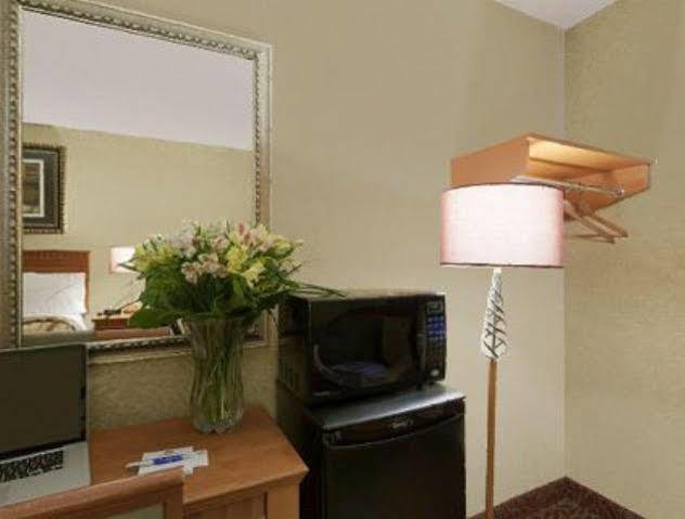 Canadas Best Value Inn-Richmond Hill Buitenkant foto