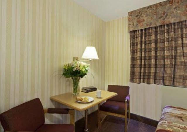 Canadas Best Value Inn-Richmond Hill Buitenkant foto