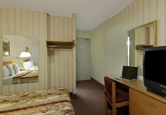Canadas Best Value Inn-Richmond Hill Buitenkant foto
